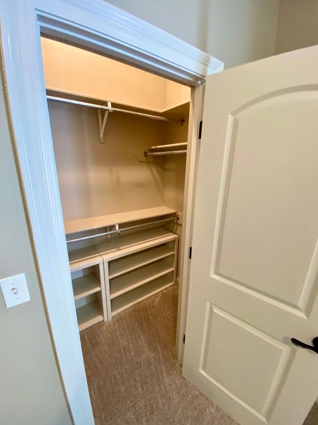 Building Photo - ** AVAILABLE JUNE 1ST ** STUNNING 4/3.5 IN...