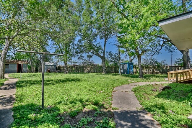 Building Photo - 415 Silliman St