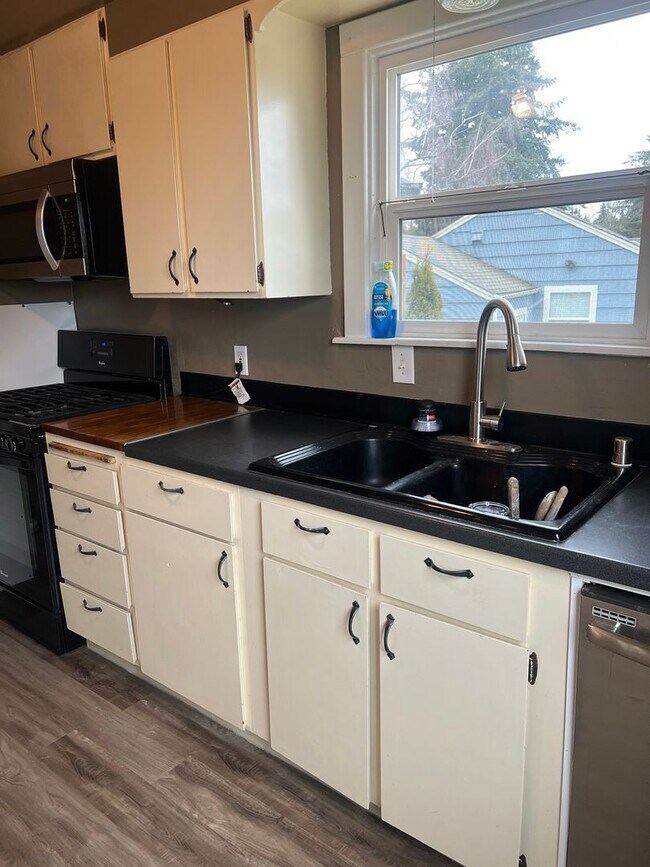 Building Photo - Renton 2 bedroom 1 bath home available now!