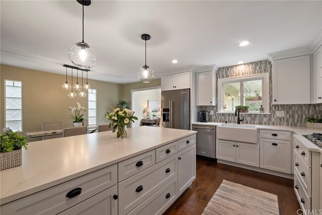 Building Photo - 730 N Paulina Ave