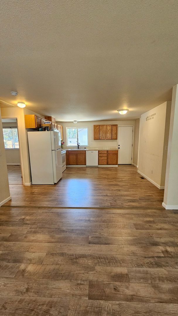 Building Photo - Spacious Duplex with large fenced yard