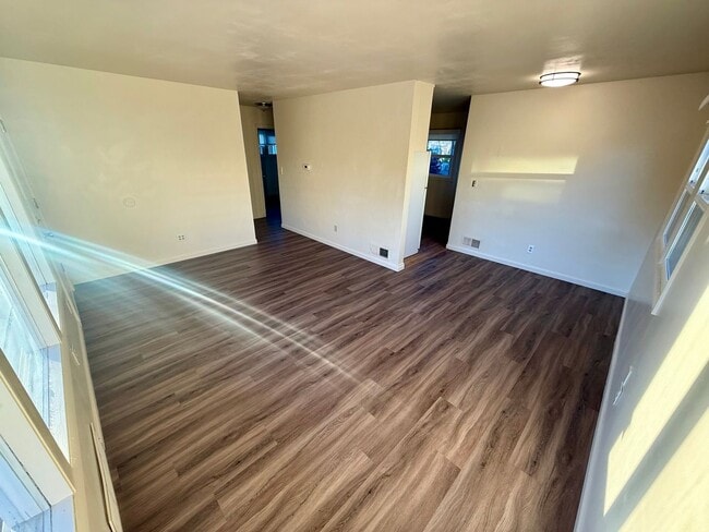 Building Photo - 3 Bedroom, 2 Bathroom WITH a Move in Special!