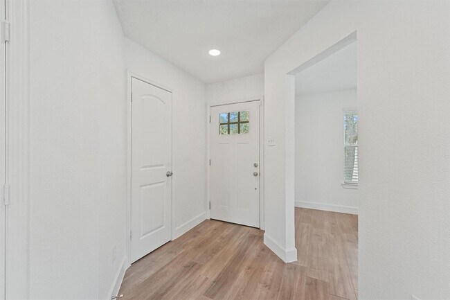 Building Photo - 11210 Log Cabin Ln