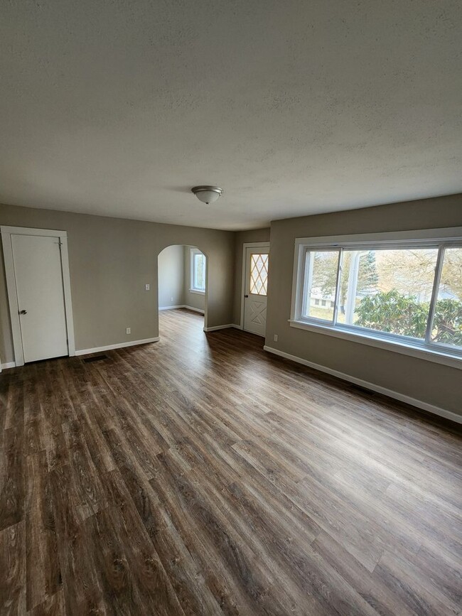 Primary Photo - Newly Remodeled 6 Bedroom 1.5 Bath - Willi...