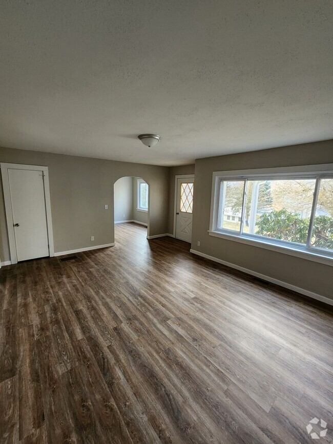 Building Photo - Newly Remodeled 6 Bedroom 1.5 Bath - Willi...