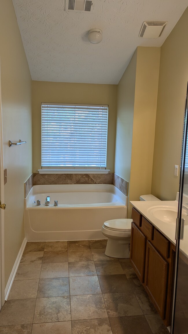 Primary bathtub - 221 Village Square Dr
