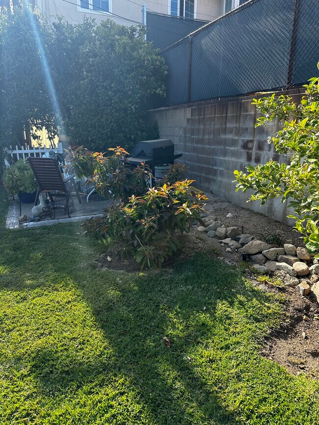 Patio and Deck - 959 E Mariposa St