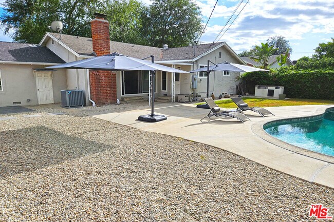 Building Photo - 22337 Cantara St