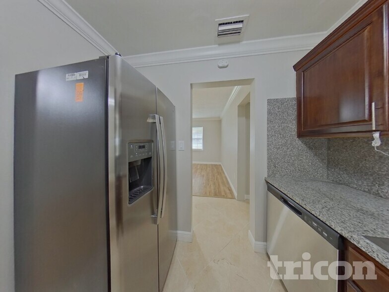 Building Photo - 2406 Decottes Ave