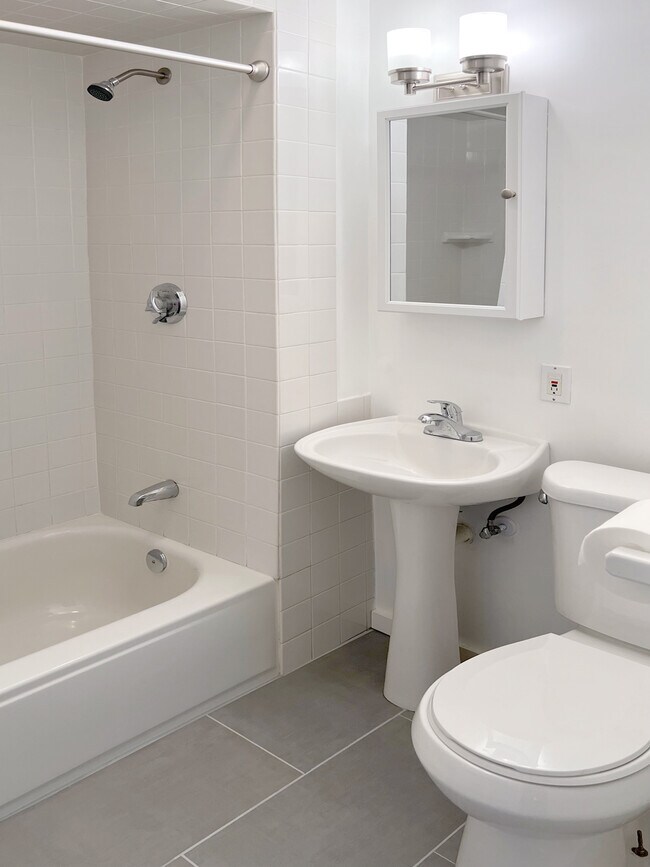 BATHRM - 154 Franklin St