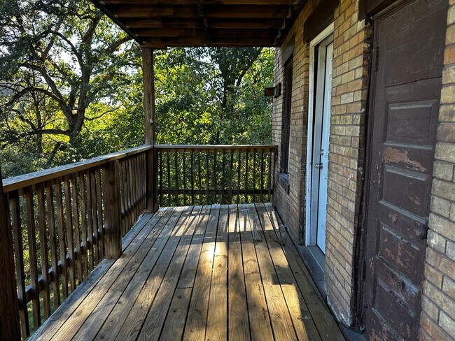 Building Photo - Spacious & Updated 2-Bedroom Apartment