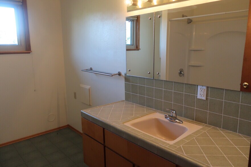 Building Photo - 2405 Lester Rd