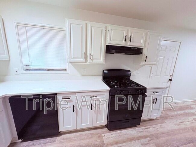 Building Photo - 76 S Meadowcliff Dr