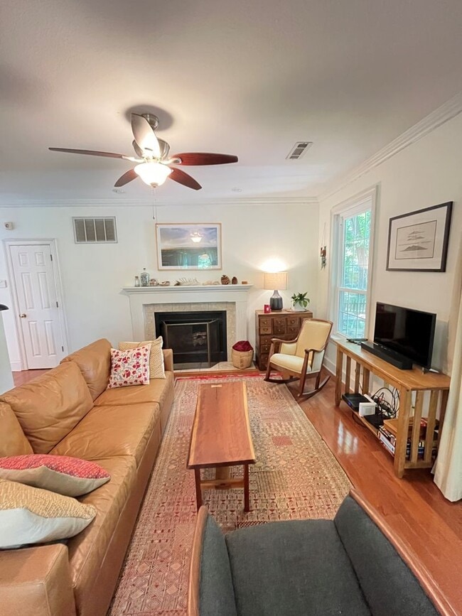 Building Photo - HISTORIC DOWNTOWN  3 bedroom 2.5 bath home