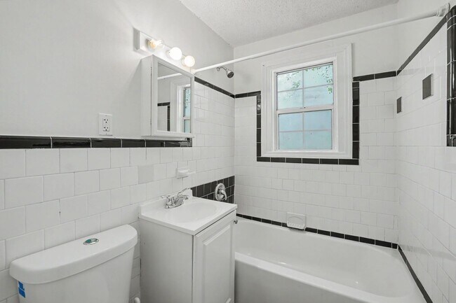 Building Photo - 3 Bed 2 Bath Home with Great Outdoor Space!