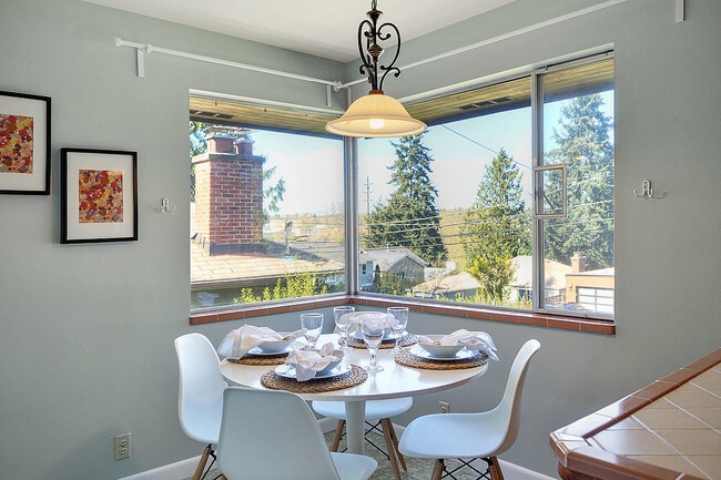 Building Photo - Mid Century Modern in Maple Leaf