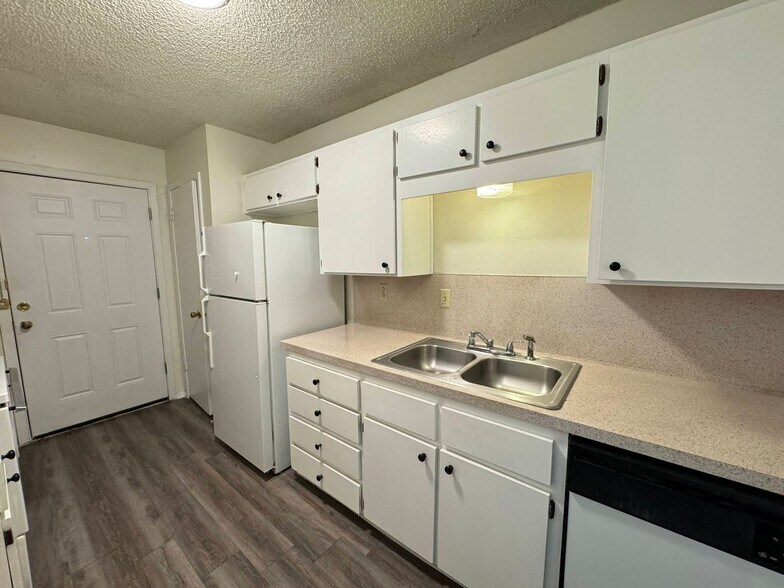 Building Photo - 1301 Willow Springs Rd