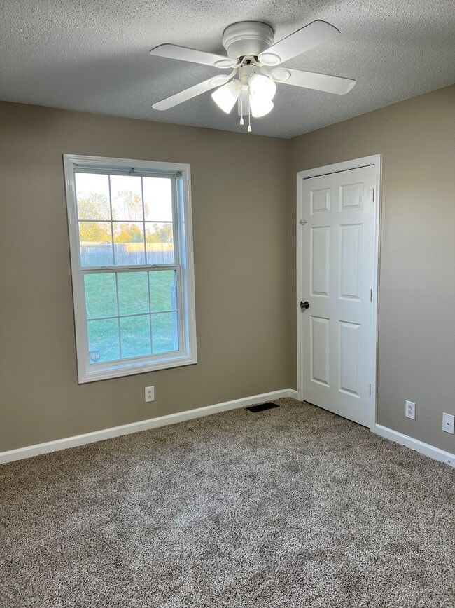 Building Photo - Three Bedroom in Oak Grove