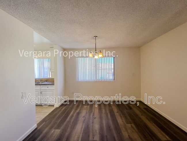 Building Photo - 2513 Ruhland Ave