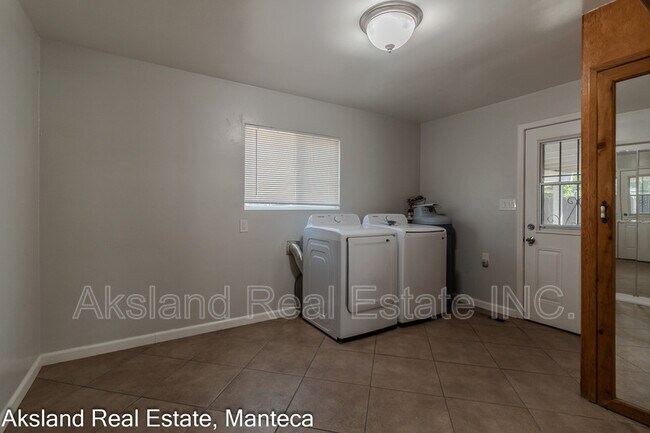 Building Photo - 3007 W Lathrop Rd
