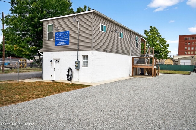 Building Photo - 1537 W Market St