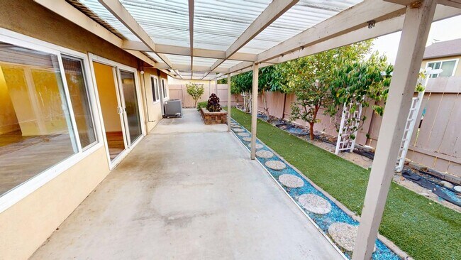 Building Photo - Spacious and beautifully updated 4 bedroom home available for long or short term lease.