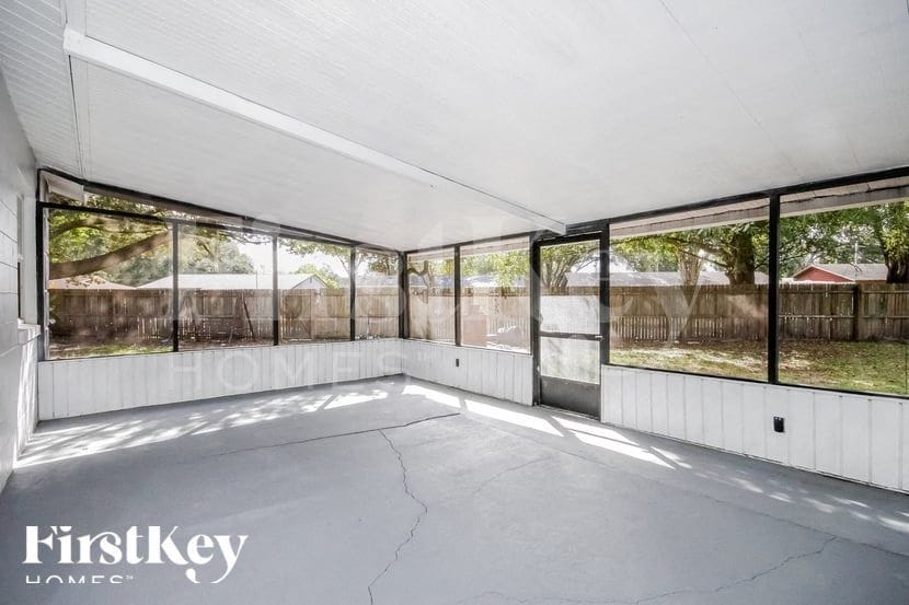 Building Photo - 1334 Grace St N