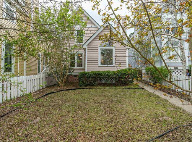 Building Photo - Gorgeous Renovated Home with Modern Finishes & Gated Community Amenities
