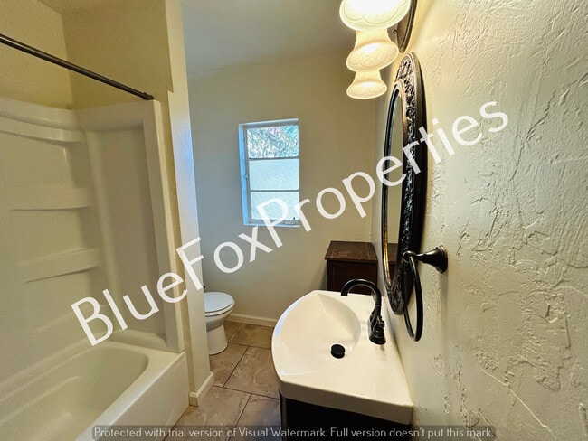 Building Photo - 3021 E Linden St