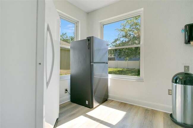 Building Photo - 8555 Abbotsbury Dr