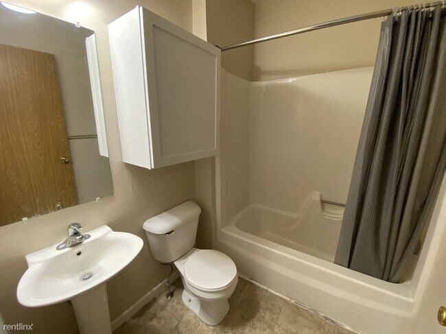 Building Photo - 2 br, 1.5 bath Duplex - 111 S Linden St Apt 2