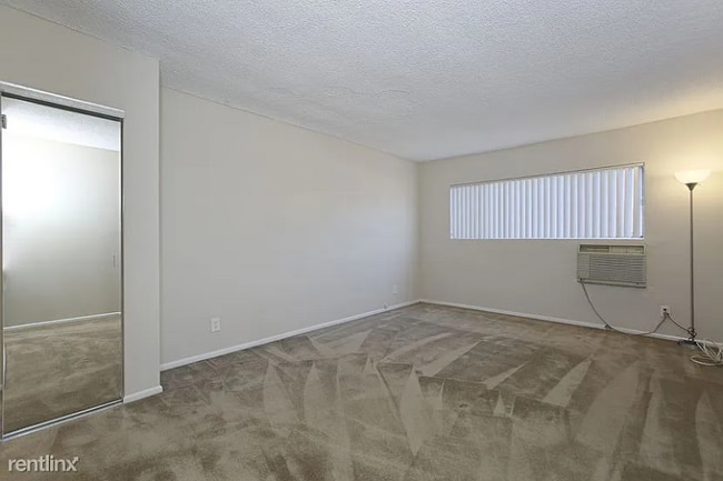 Building Photo - 400 E Live Oak St