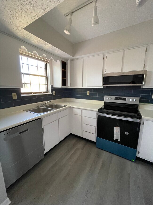 Building Photo - 6455 Brookedge Ct