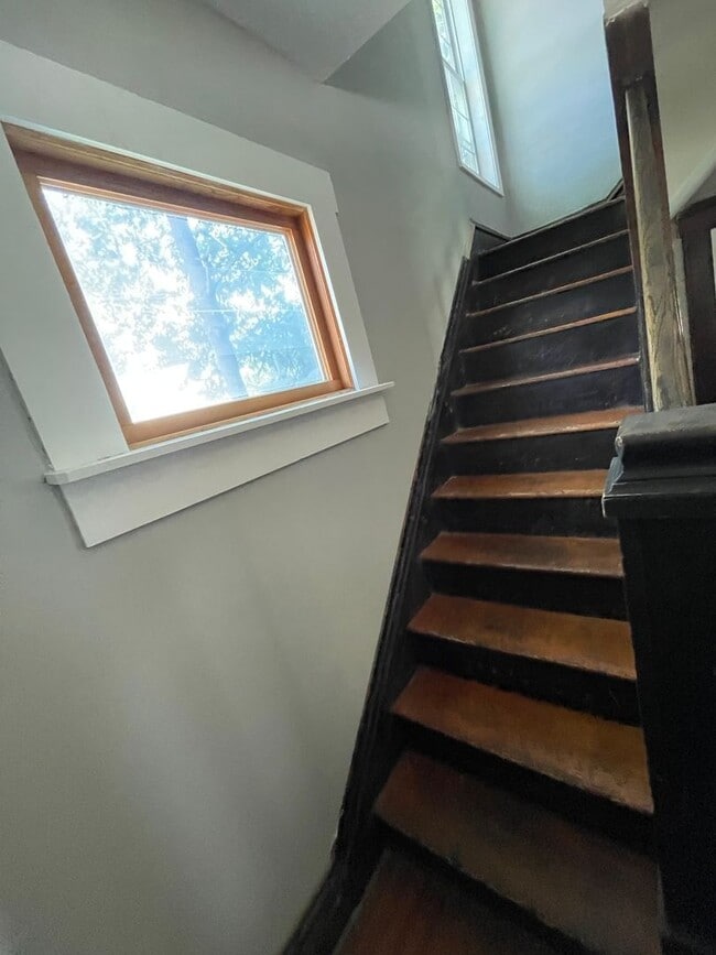 Building Photo - 4 bedroom 2 full bath House