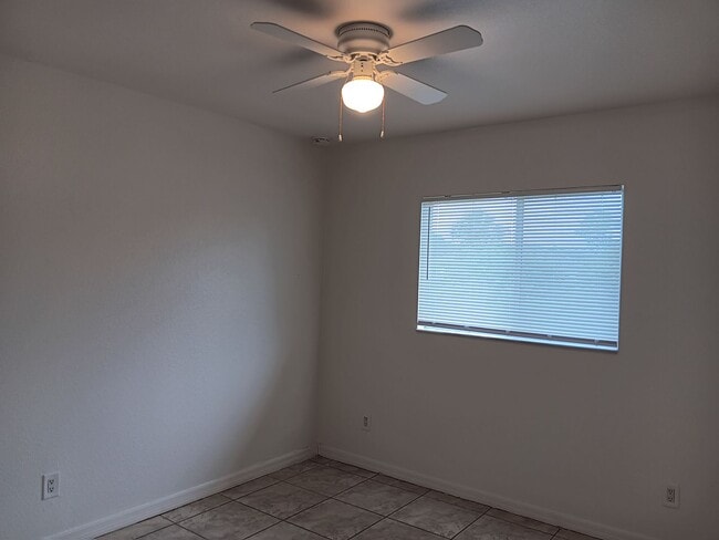 Building Photo - 3 BED 2 BATH DUPLEX FOR RENT