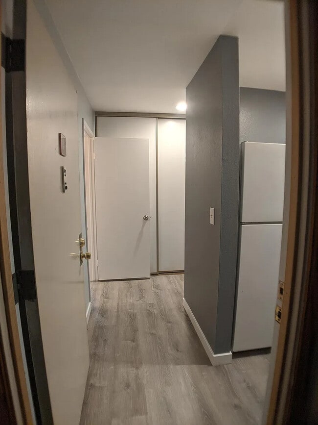 Building Photo - 1605 Hotel Cir S