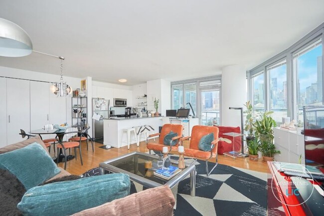 Building Photo - 2 bedroom in LONG ISLAND CITY NY 11109