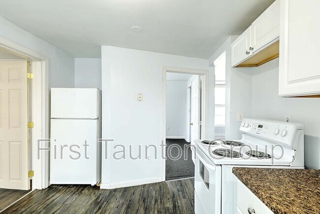 Building Photo - 458 Weir St
