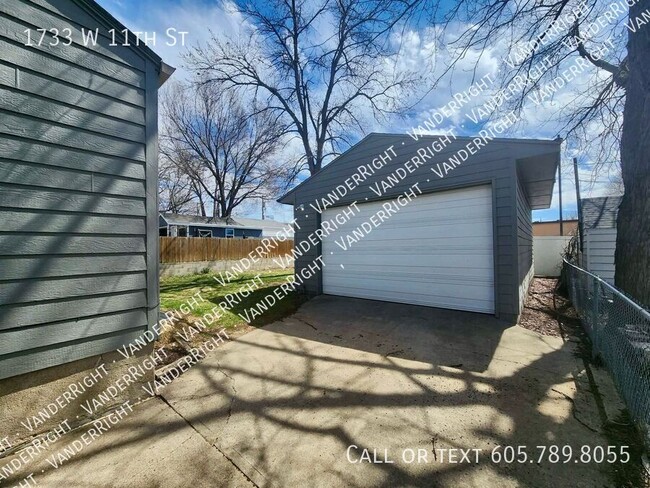 Building Photo - 1733 W 11th St