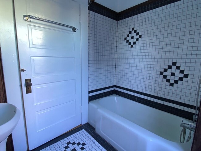 Building Photo - 4 bed 2 bath home in NE Portland for Rent