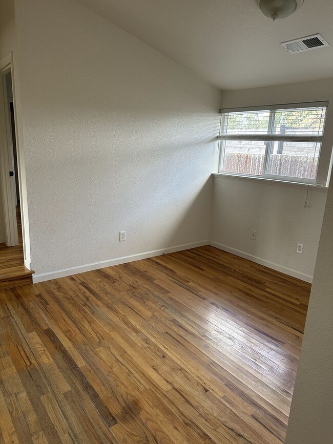 Building Photo - 4 Bed 1.5 Bath House