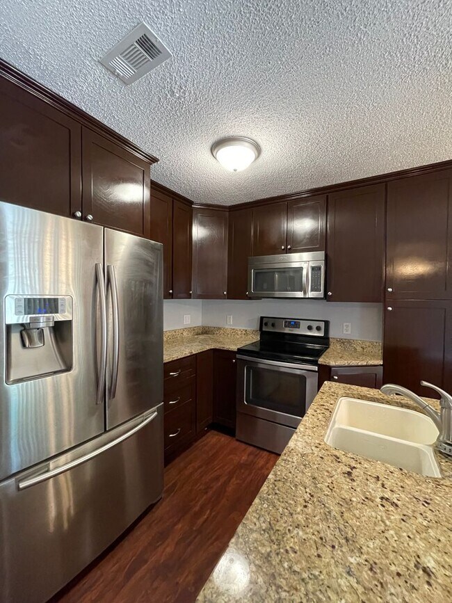 Building Photo - Rolling Acres - End Unit w/Several Beautif...