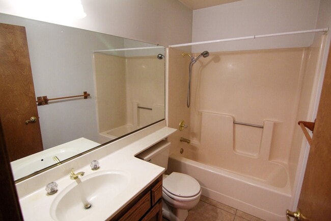 Building Photo - 6827 Creekside St