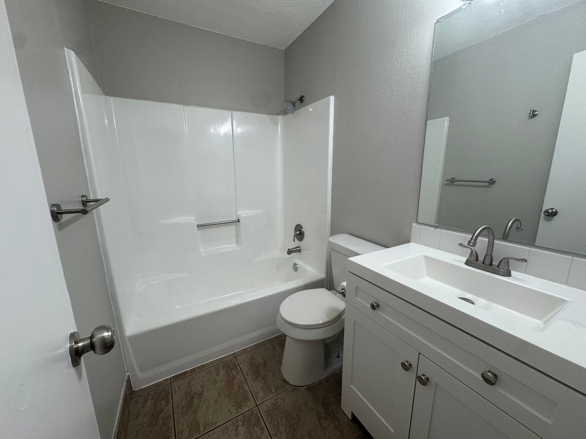 Building Photo - 700 Long Ct