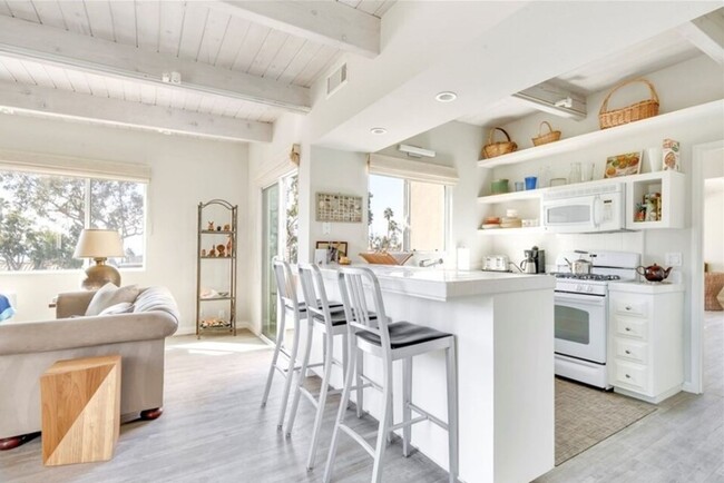 Building Photo - PET FRIENDLY Property! Sunning 1 Bedroom 1...