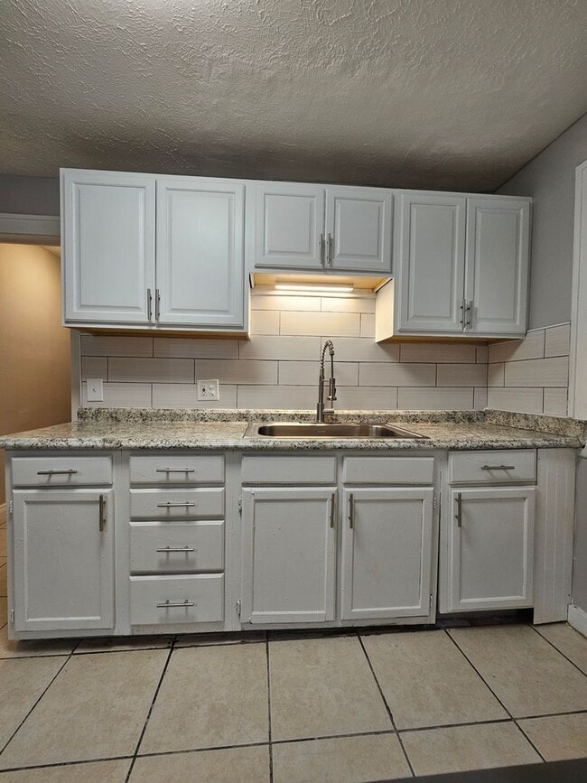 Building Photo - 3 Bed - 1 Full Bath Colonial available for...