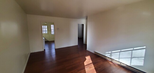 Building Photo - 319 Elm St
