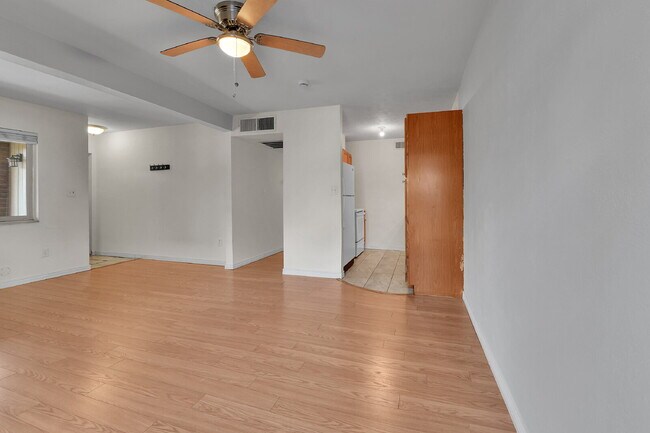 Building Photo - $1,445.00, 2 bed, 1 bath Located in Denver with a washer and dryer + 1/2 off first month rent
