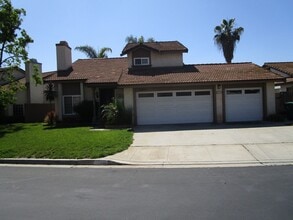 Building Photo - Spacious 3 Bedroom Lakeside Home