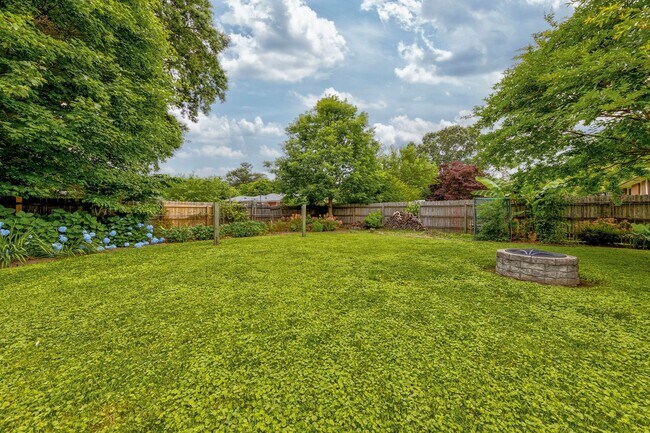 Building Photo - 3 Bedroom, Meticulously Maintained Updated...